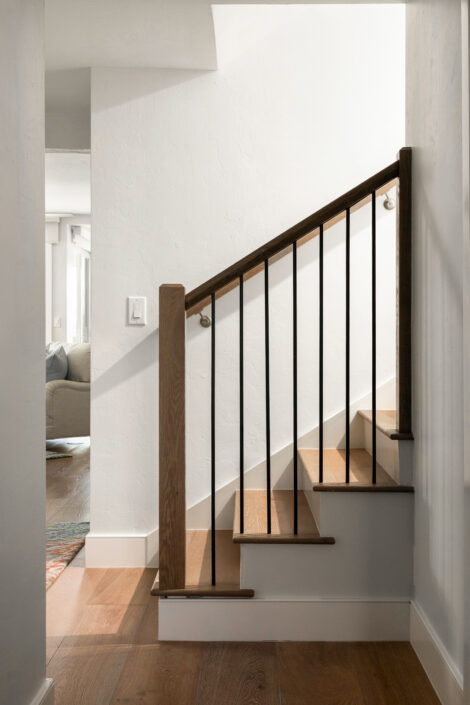 0S3A0561_ Staircase with wood handrail and black iron balusters