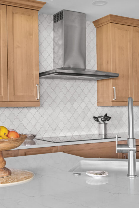 0S3A0684 Kitchen island with quartz countertop, stainless faucet and scallop tile backsplash