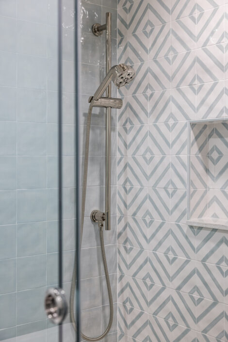 0S3A0844 Shower with blue and white geometric tile and handheld showerhead